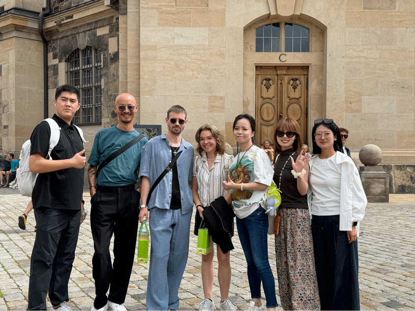 4D4D9
